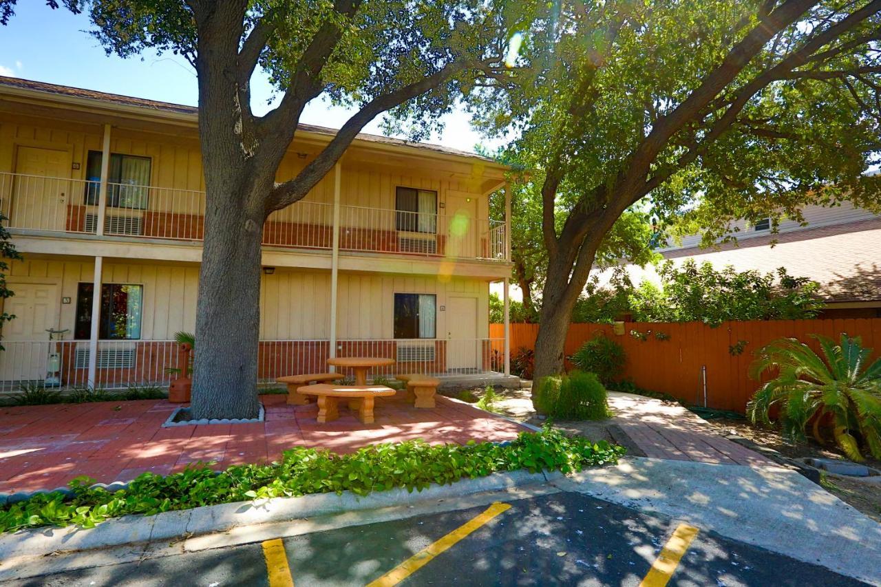 Texan Guest Ranch Hotel McAllen Exterior photo